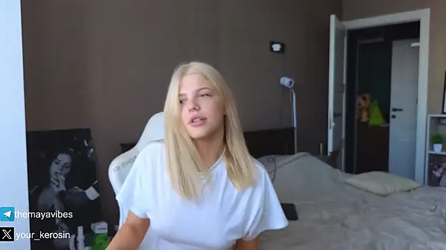 Maya_NextDoor Chat XXX live