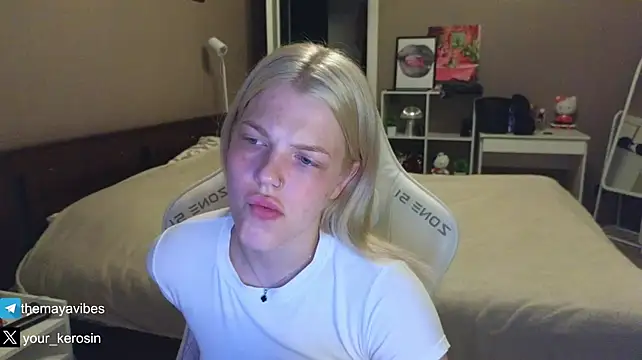 Maya_NextDoor's Live XXX Chat