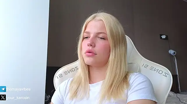 Maya_NextDoor Webcamshow