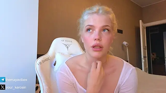 Maya_NextDoor's Live XXX Chat