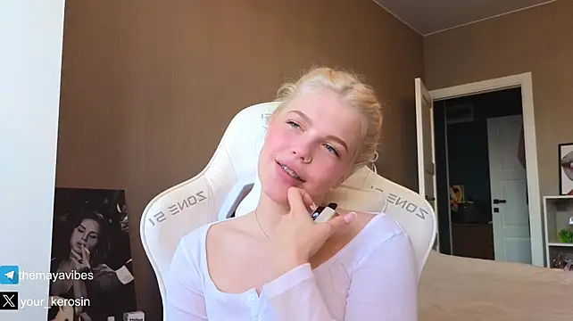 Czat XXX na żywo – Maya_NextDoor