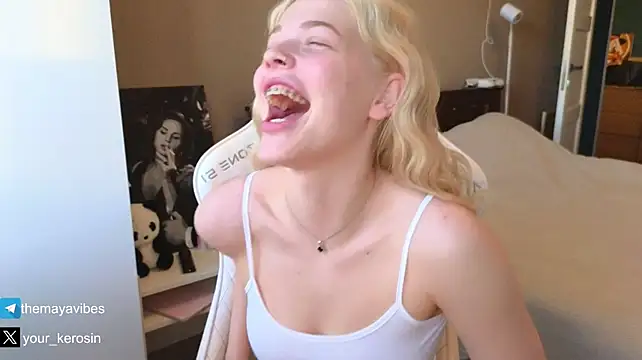 Maya_NextDoor's Live XXX Chat