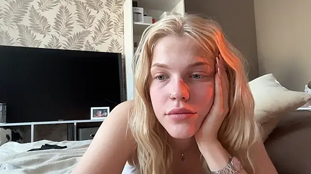 Maya_NextDoor live XXX chat
