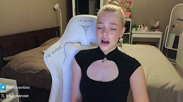 Maya_NextDoor live XXX chat
