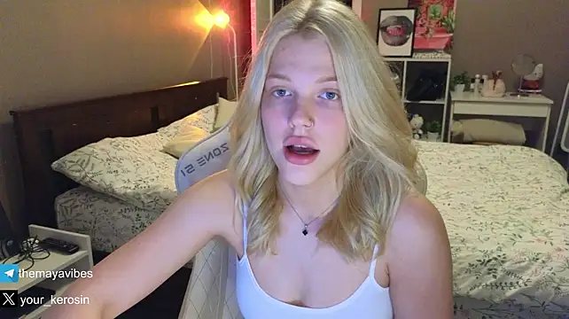 Maya_NextDoor Webcam show