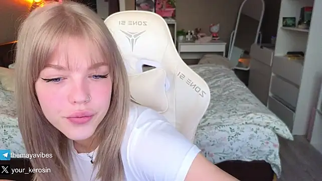 Maya_NextDoor's Webcam Show