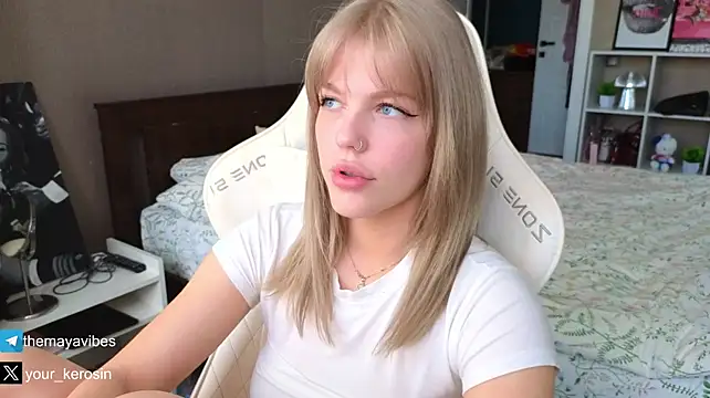 Maya_NextDoor live XXX chat