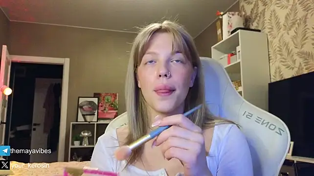 Maya_NextDoor's Live XXX Chat