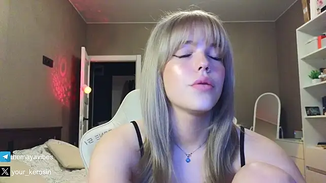 Chat XXX en directo de Maya_NextDoor
