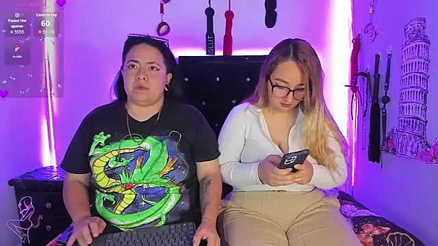 Show modela katieeandsharonn na web-kameri