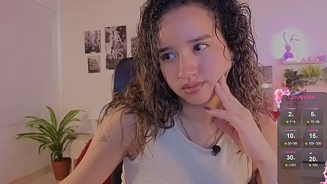 emilyrouxe's Live XXX Chat