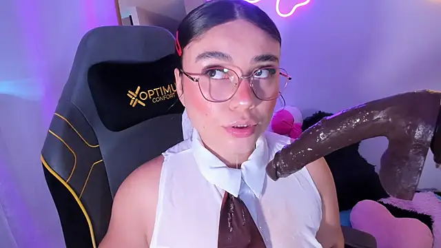 Chatroom XXX en direct de CassieBigass_