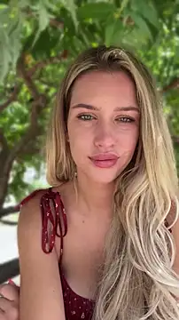 Show modela KikiWatson na web-kameri