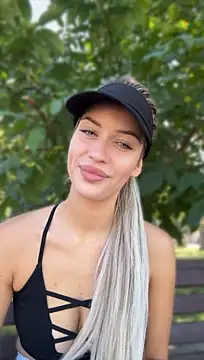 Show modela KikiWatson na web-kameri