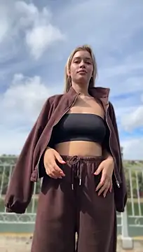 Show modela KikiWatson na web-kameri