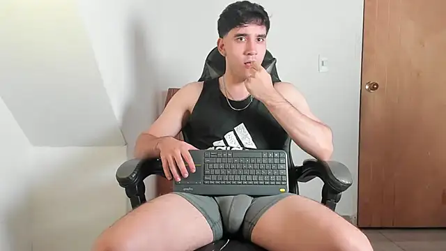 leo030809 Adlı Modelin Web Kamerası Şovu