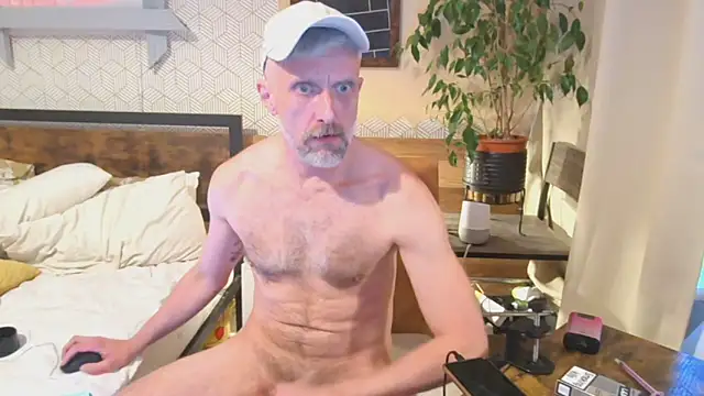 your-new-hoT-uncle: διαδικτυακό σόου στην κάμερα
