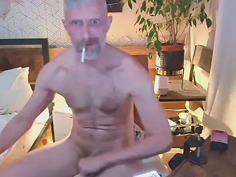 your-new-hoT-uncle Show in webcam