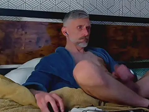 your-new-hoT-uncle: διαδικτυακό σόου στην κάμερα