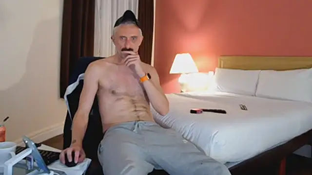 Pokazy przed kamerką – your-new-hoT-uncle