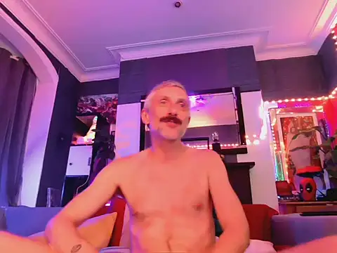 your-new-hoT-uncle: διαδικτυακό σόου στην κάμερα