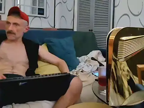 cl0udfuckinGwiThyouruncle Show in webcam