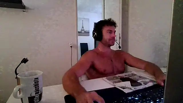 Pokazy przed kamerką – alpha-hunk