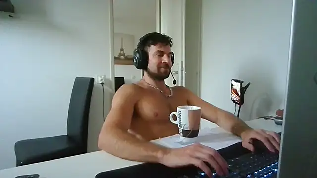 alpha-hunk: διαδικτυακό σόου στην κάμερα