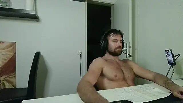 Pokazy przed kamerką – alpha-hunk