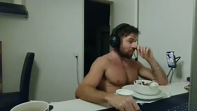 alpha-hunk: διαδικτυακό σόου στην κάμερα