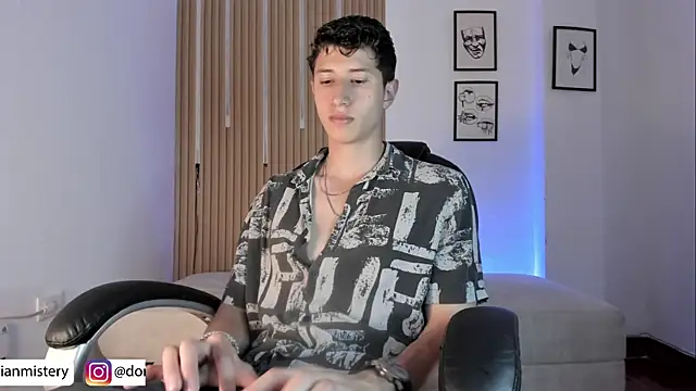 Dorianmistery2322_ Show Webcam
