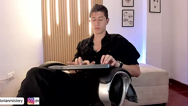 Dorianmistery2322_ Show Webcam