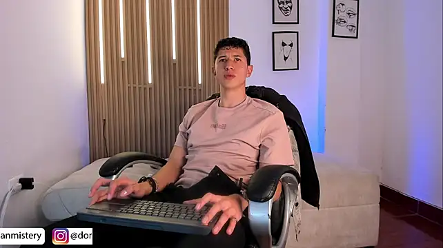 צ'אט XXX בשידור חי של Dorianmistery2322_