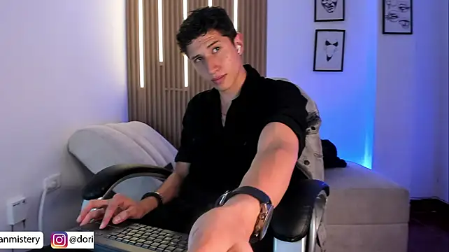 Dorianmistery2322_ Show Webcam