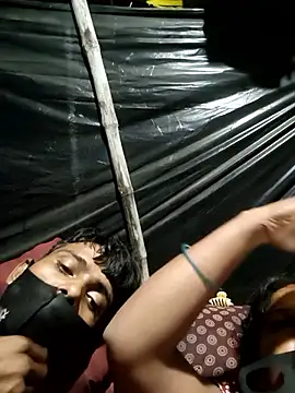Show modela Indiandesicouple155 na web-kameri