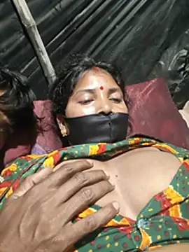 Show modela Desi77 na web-kameri