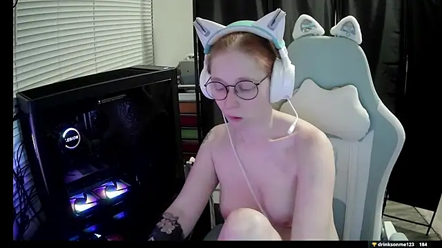LilyFoxxx Show in webcam