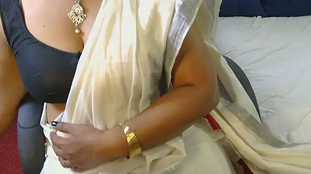 Mallu_Manisha Show in webcam