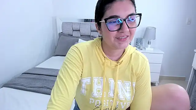 Camilaa_bueno Adlı Modelin Canlı XXX Sohbeti