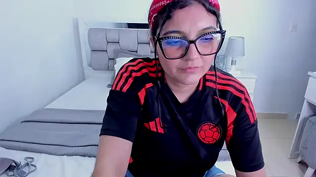 Camilaa_bueno's Live XXX Chat