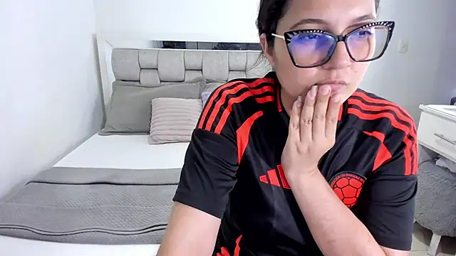 Camilaa_bueno's Live XXX Chat