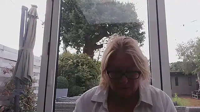 הופעת וובקאם של MoistCurveyChanel
