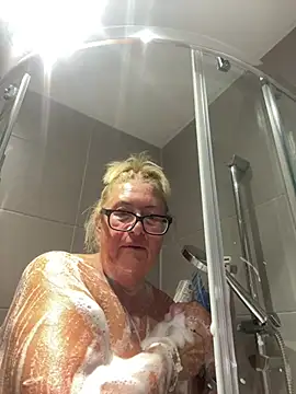 MoistCurveyChanel Webcam-Show
