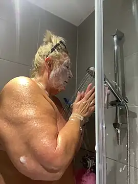 MoistCurveyChanel élő XXX-chatje