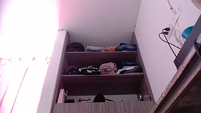 nicolle_milf1978 – Naživo chatovacia miestnosť