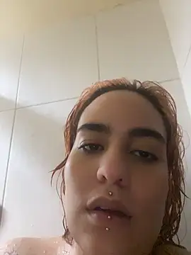 name_less_lulu: διαδικτυακό σόου στην κάμερα