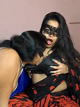 Naughty_Kayra: διαδικτυακό σόου στην κάμερα