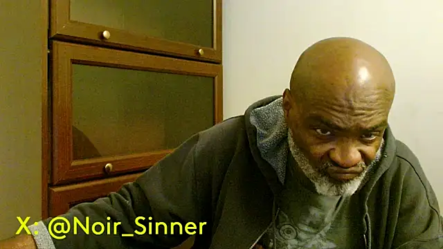 sinnernoir: διαδικτυακό σόου στην κάμερα