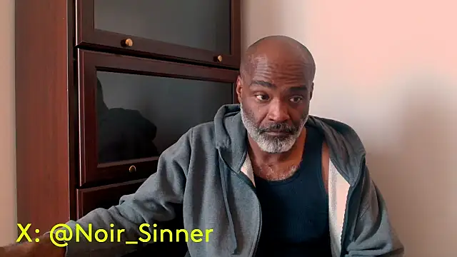 sinnernoir: διαδικτυακό σόου στην κάμερα