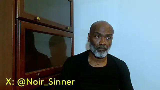 sinnernoir: διαδικτυακό σόου στην κάμερα